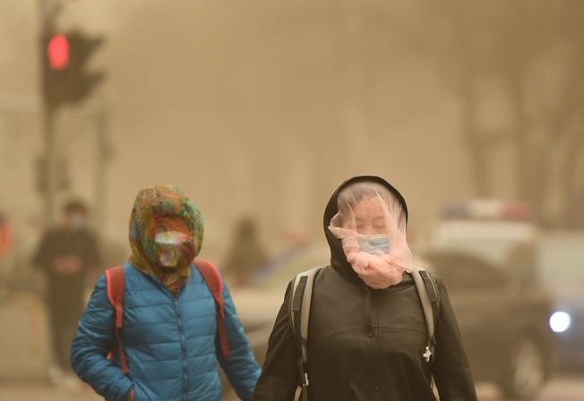 天辰注册风雹、飑线、沙尘暴密集突袭 极端天气考验中国